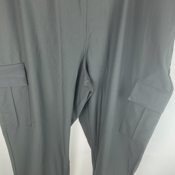 old navy Slim Go-Dry Cool Hybrid Jogger Cargo Pants for Men $45 - Picture 5 of 11